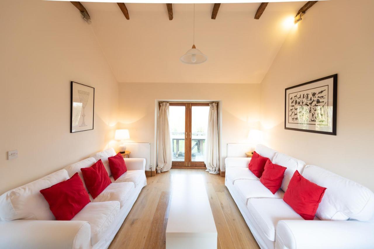 Villa Whitley Coach House Esterno foto