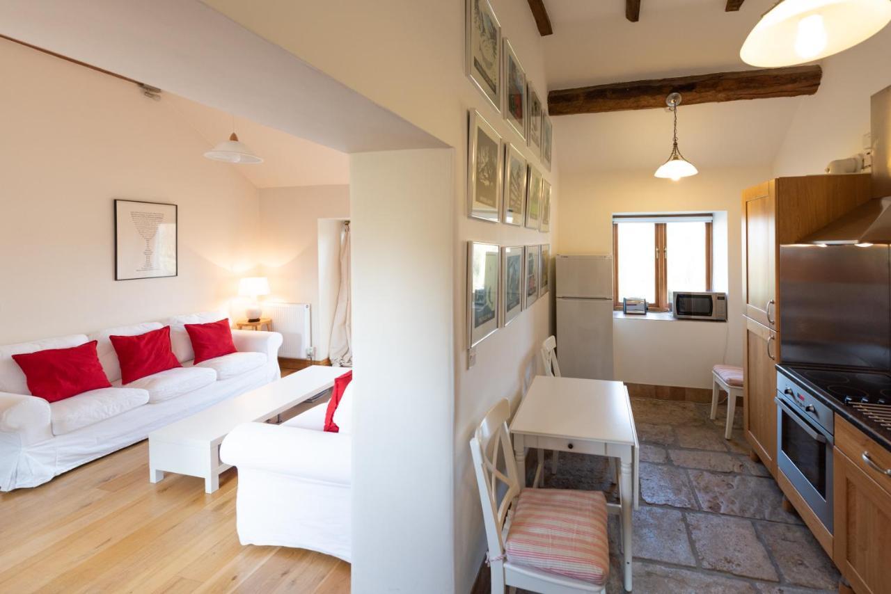 Villa Whitley Coach House Esterno foto