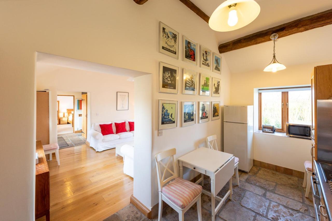 Villa Whitley Coach House Esterno foto