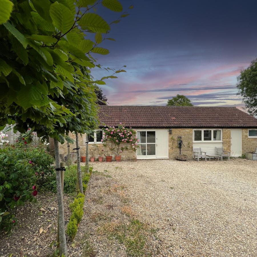 Villa Whitley Coach House Esterno foto