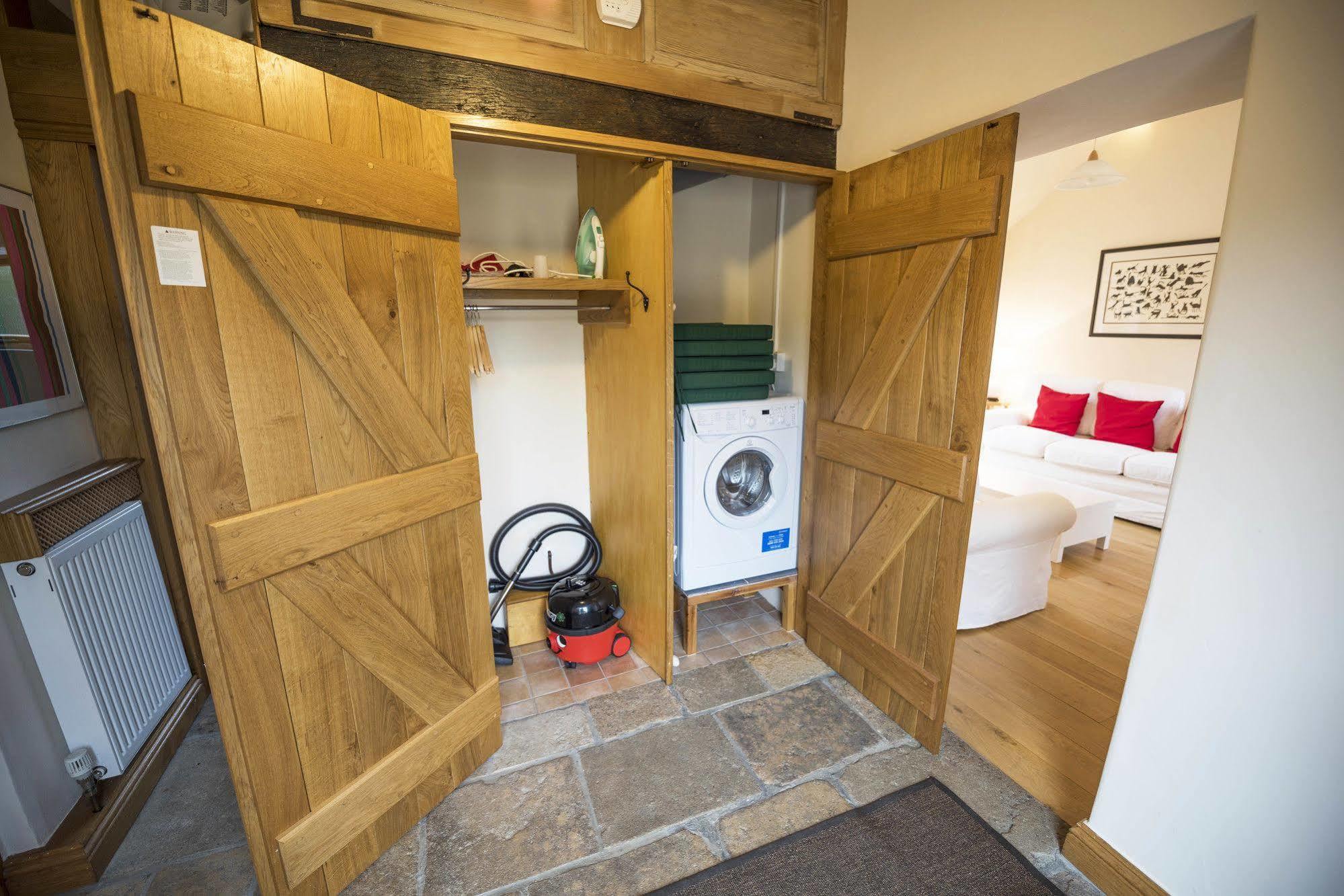 Villa Whitley Coach House Esterno foto