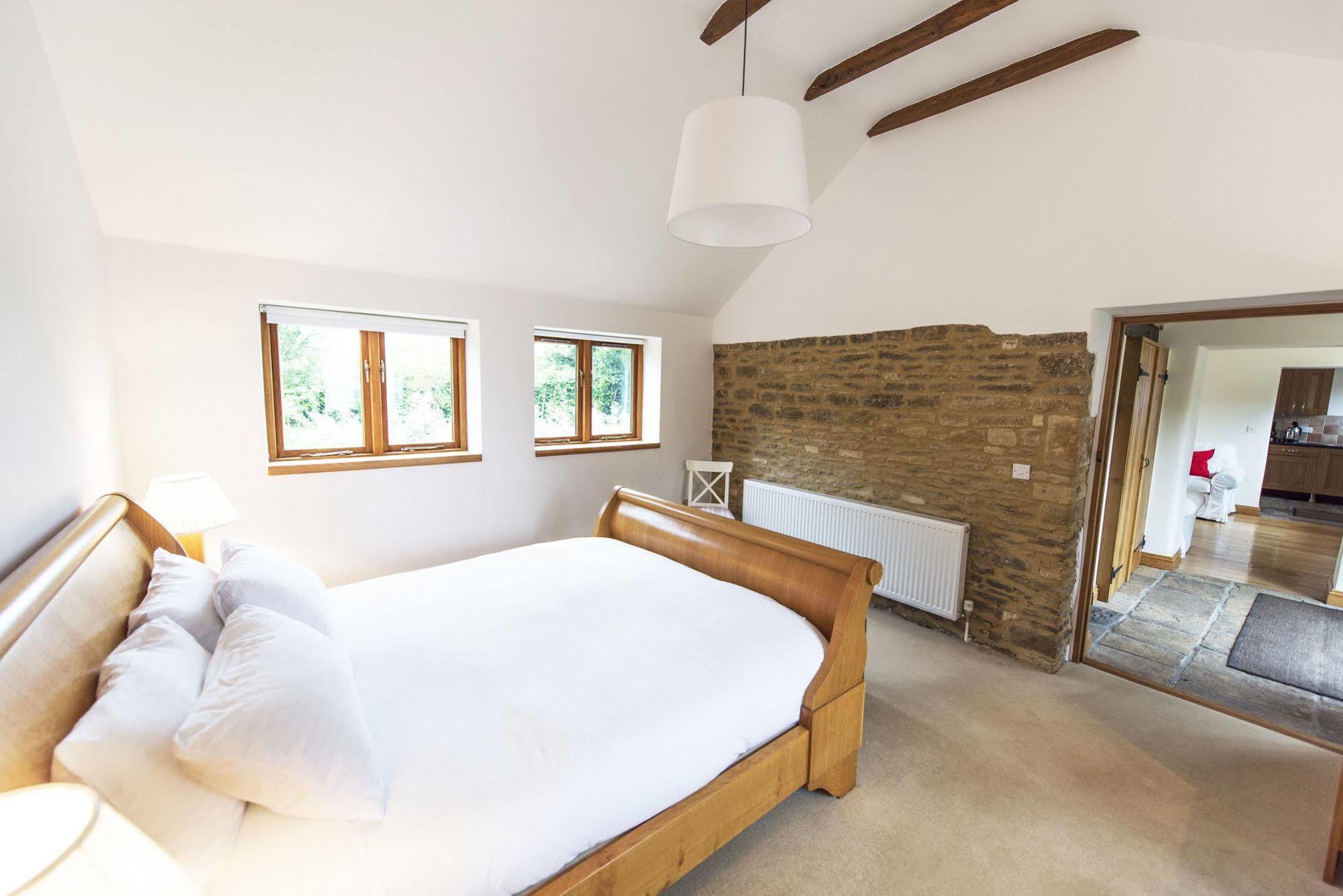 Villa Whitley Coach House Esterno foto