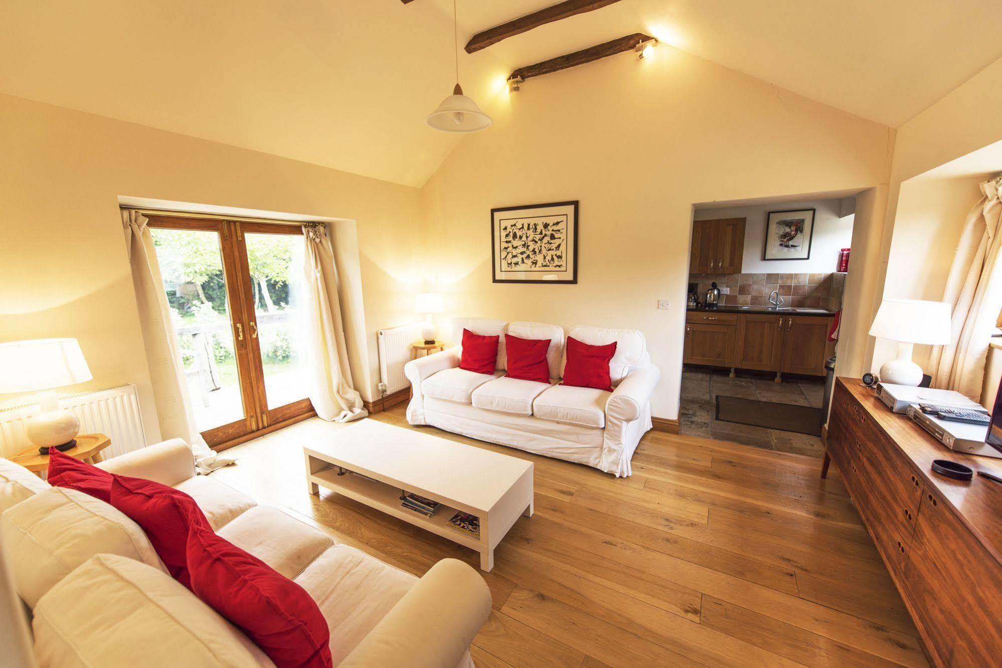 Villa Whitley Coach House Esterno foto