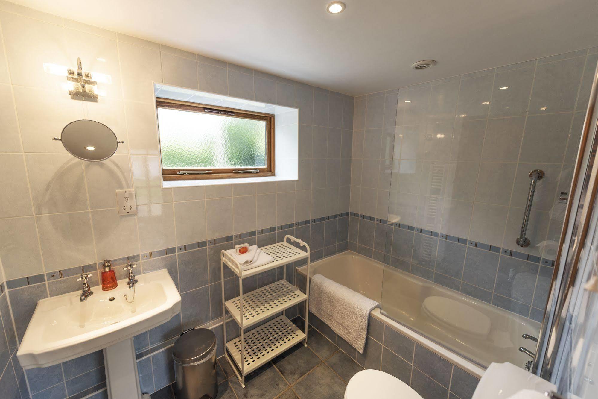Villa Whitley Coach House Esterno foto
