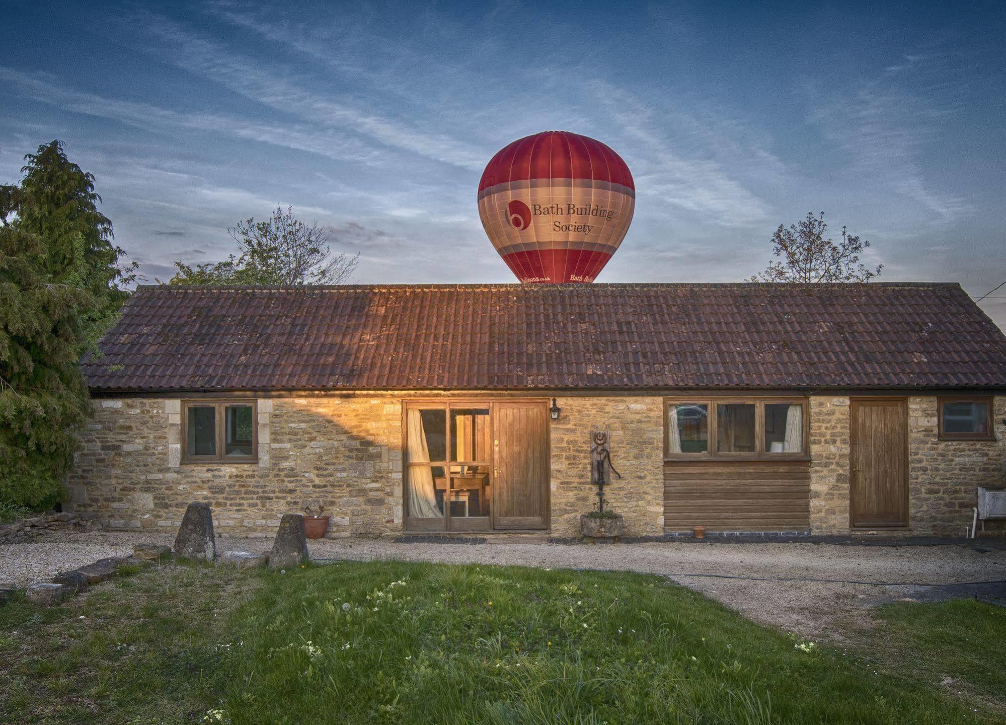 Villa Whitley Coach House Esterno foto