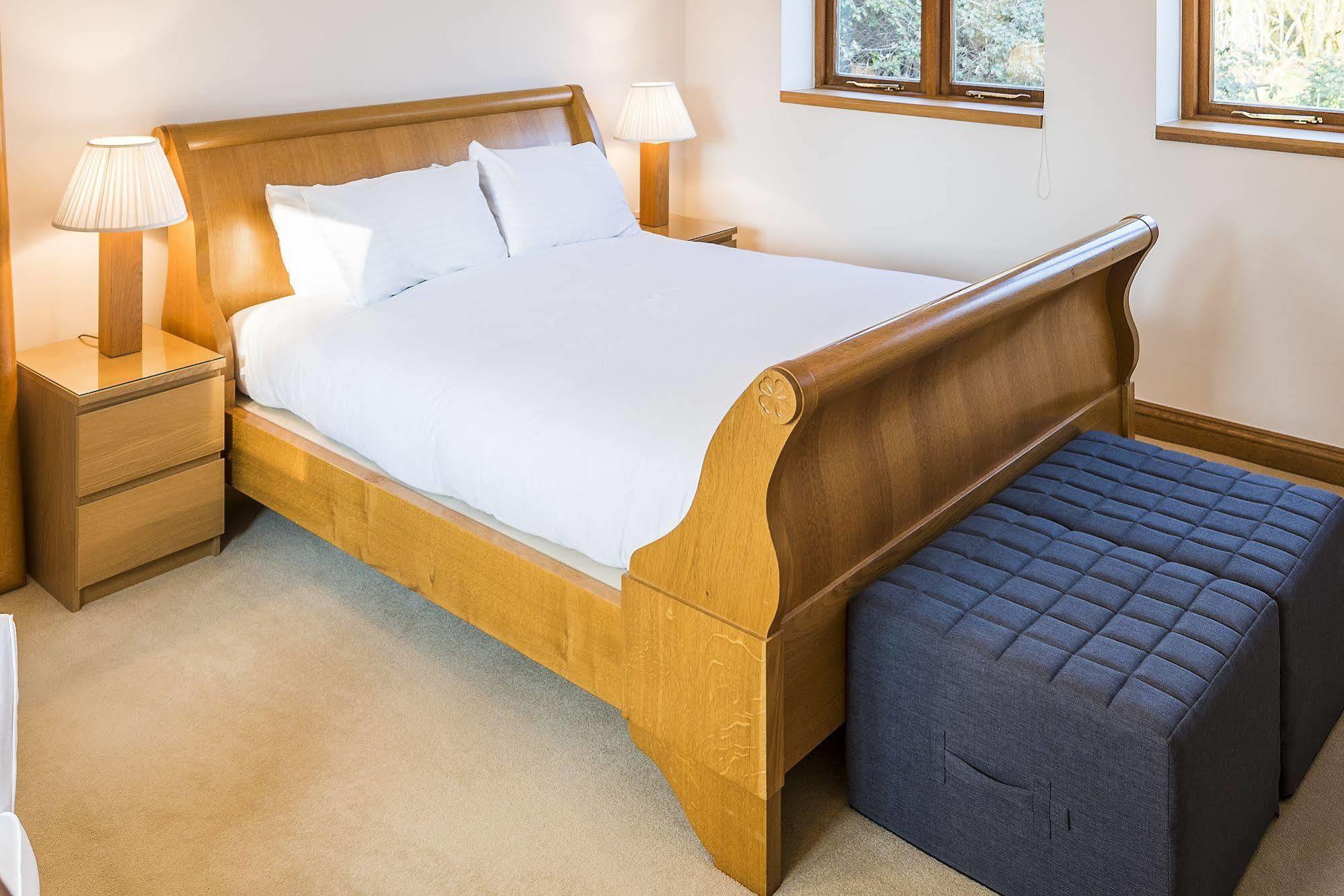 Villa Whitley Coach House Esterno foto