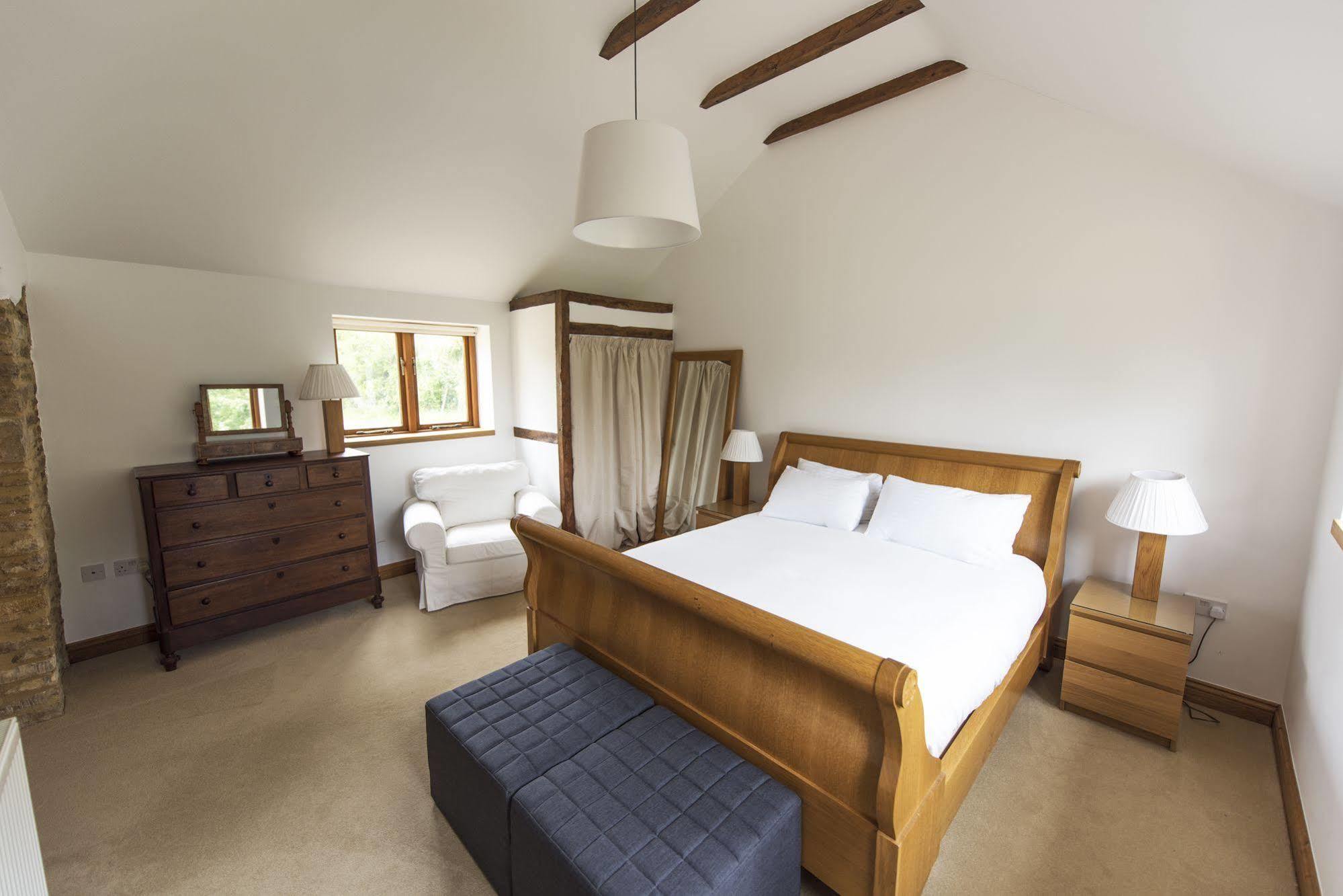 Villa Whitley Coach House Esterno foto