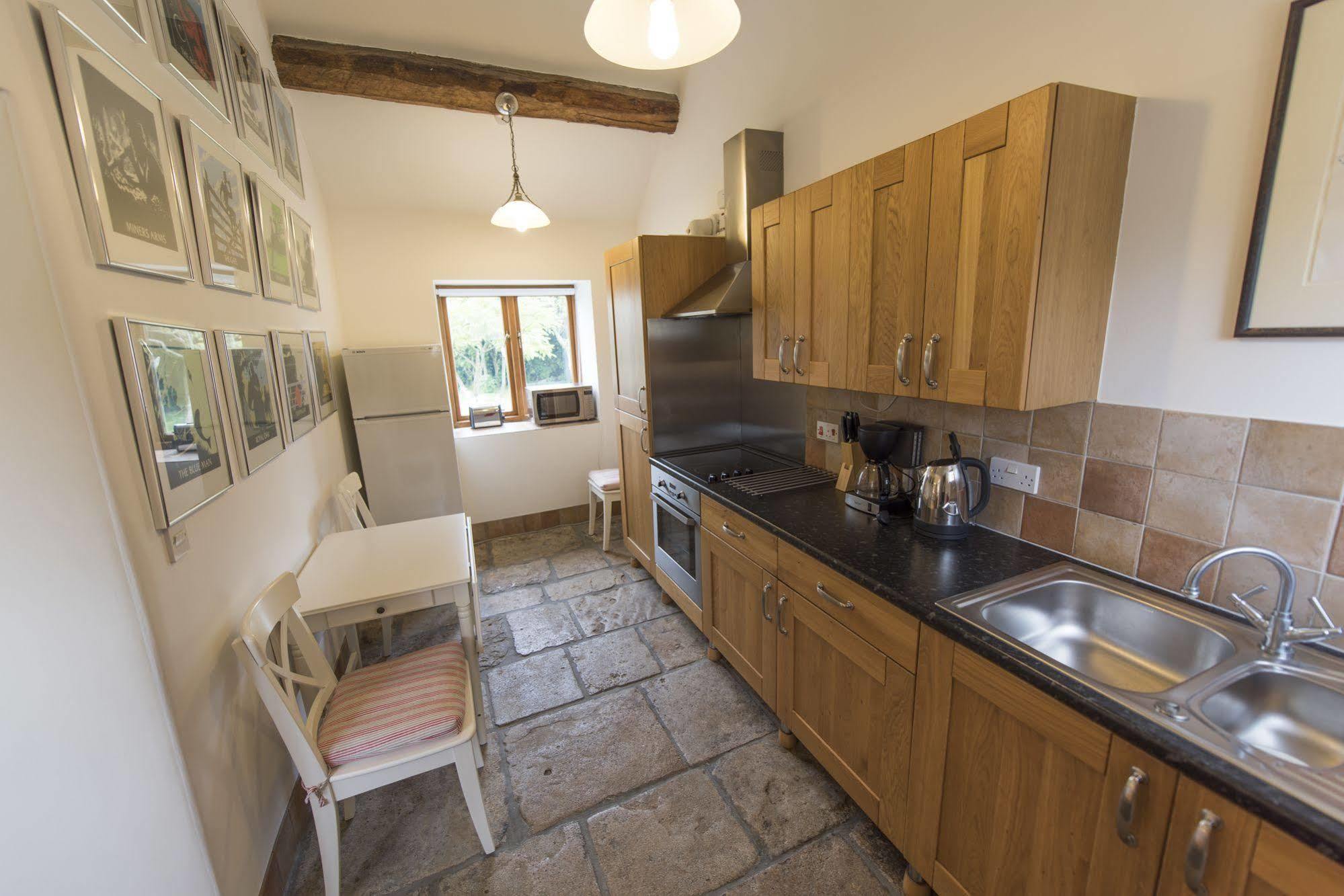 Villa Whitley Coach House Esterno foto